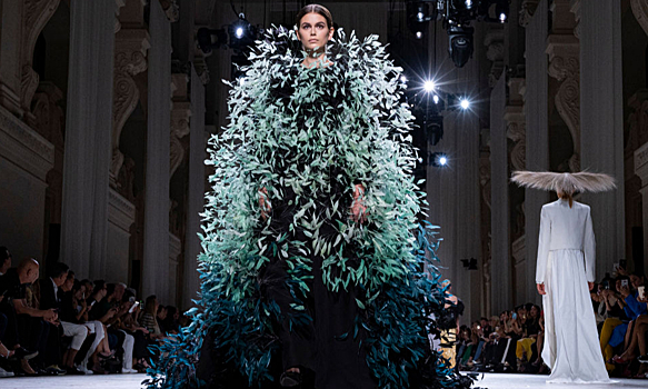 Кайя Гербер в образе новогодней елки стала звездой шоу Givenchy