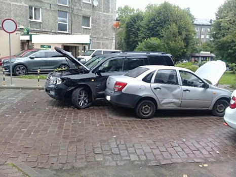 На Кирова в аварии с тремя машинами пострадала 28-летняя женщина