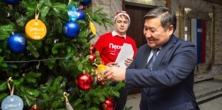 Глава Тувы Владислав Ховалыг принял участие в ежегодной благотворительной акции «Ёлка желаний»