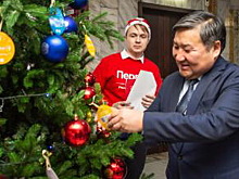 Глава Тувы Владислав Ховалыг принял участие в ежегодной благотворительной акции «Ёлка желаний»