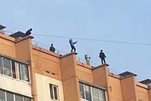 Челябинцев шокировали дети, скачущие на краю десятиэтажки Минобороны