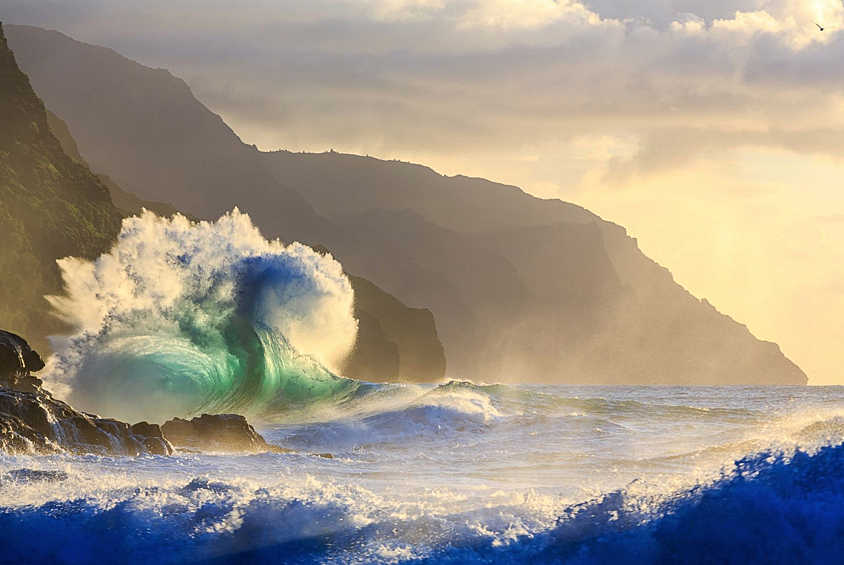 Гигантские волны на острове Кауаи, Гавайи.