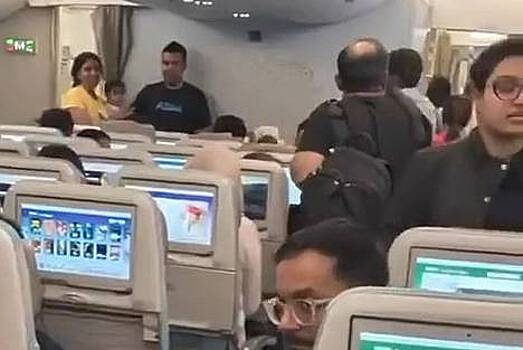 Пассажиры в панике сбежали с рейса из-за изменений визового режима в США и попали на видео