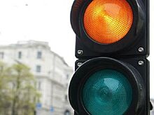 Изучаем ПДД. Можно ли проезжать перекрёсток на жёлтый сигнал светофора?