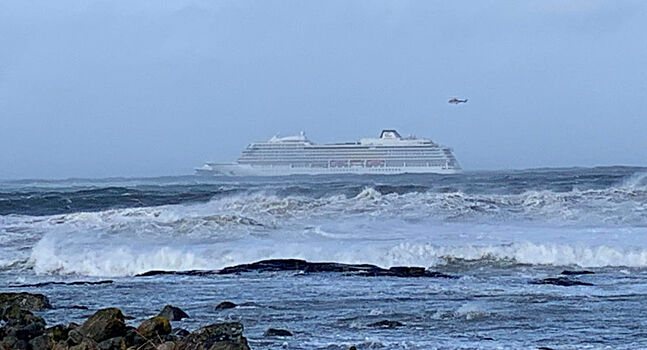 Около 400 человек эвакуировали с судна Viking Sky