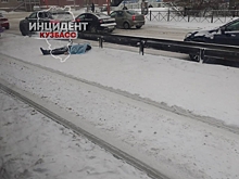 Соцсети: тело мужчины обнаружили на трамвайной остановке в Кемерове