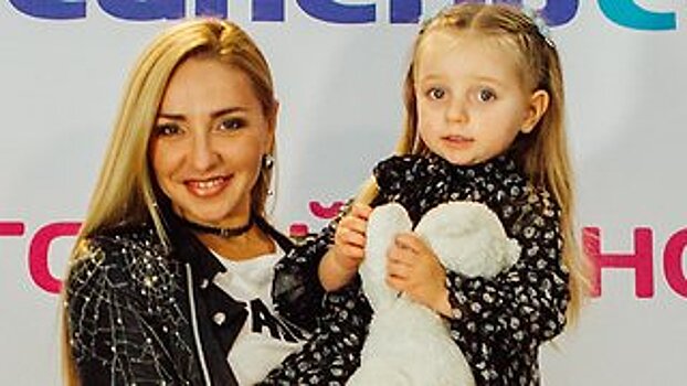 Татьяна Навка с дочерью провели День защиты детей в кино