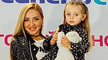 Татьяна Навка с дочерью провели День защиты детей в кино