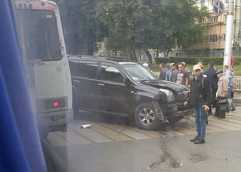 В северной части Уфы элитный внедорожник столкнулся с легковушкой