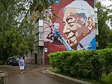 Известных красноярцев увековечили на фасадах зданий