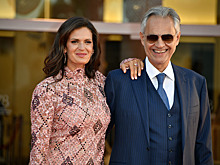 Певец Андреа Бочелли с женой и другие звезды на красной дорожке в Венеции