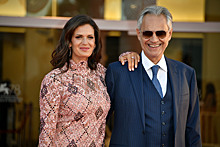 Певец Андреа Бочелли с женой и другие звезды на красной дорожке в Венеции