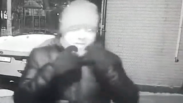 Мужчина ограбил москвичку у подъезда дома на северо-западе столицы. Видео