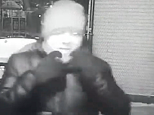 Мужчина ограбил москвичку у подъезда дома на северо-западе столицы. Видео