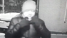 Мужчина ограбил москвичку у подъезда дома на северо-западе столицы. Видео