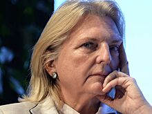 Танцевавшая с Путиным экс-глава МИД Австрии покинула страну