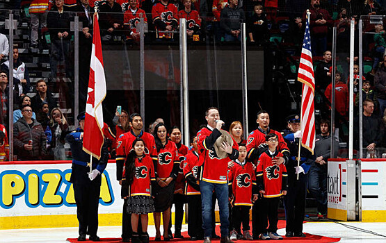 Монгольская семья красиво поет гимн Канады на матче НХЛ