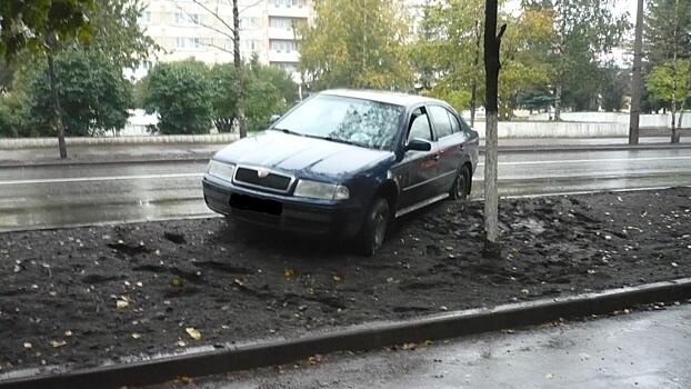 В Вологде водитель иномарки получил травму, въехав в дорожный бордюр