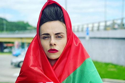 Певицу обвинили в надругательстве над флагом Белоруссии