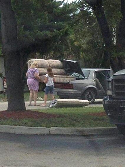 Ну что непонятного? Диван — большой, багажник машины — маленький. Как не пихайте, не влезет!