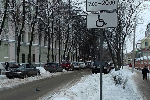 Парковка для инвалидов возле реабилитационного цента в Нижнем Новгороде превратилась в сугроб (ФОТО)