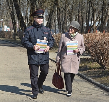 В Смоленской области полицейские и общественники провели для людей старшего поколения акцию «Вместе против мошенников»