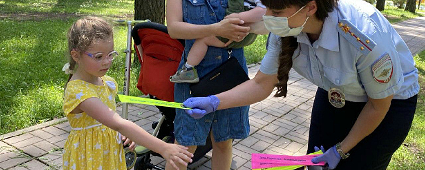 В Красногорске сотрудники ДПС просят пешеходов стать ярче