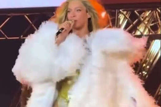 Певица Бейонсе вышла на сцену в пушистом пальто российского бренда