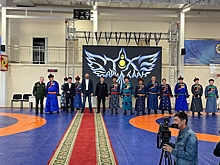 Боритесь смело, боритесь мужественно: Губернатор Александр Осипов поздравил участников и гостей чемпионата по буряткой борьбе «Бүхэбарилдаан»