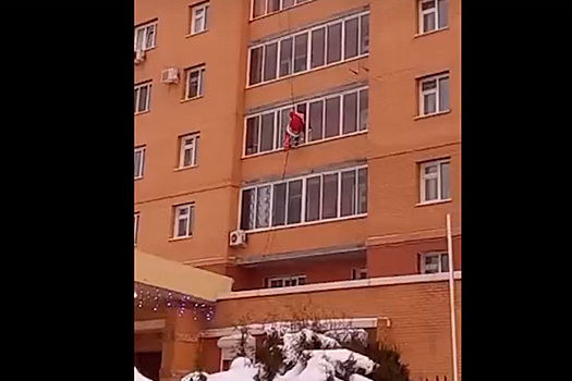 Дед Мороз залез в окно на Родниках в Новосибирске