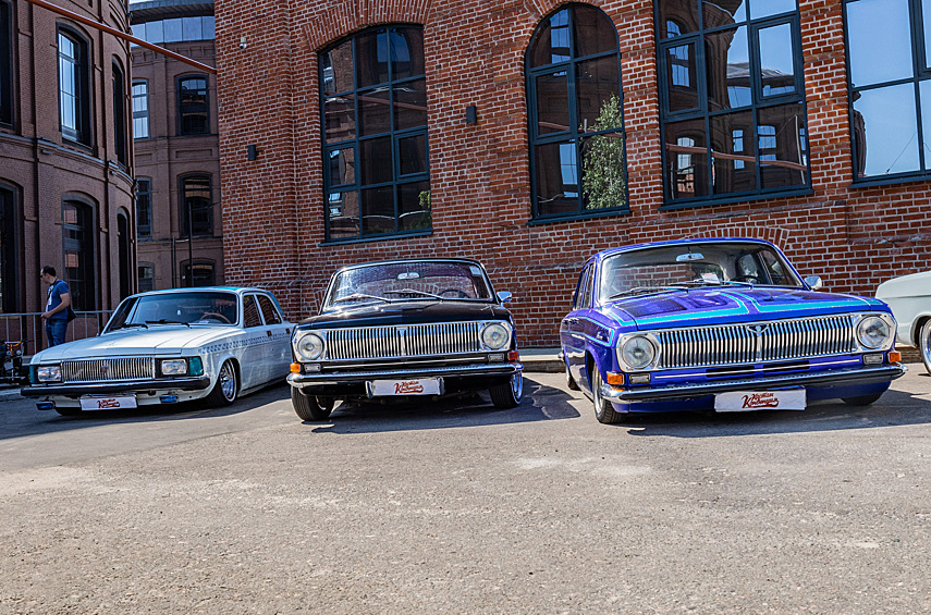 Отдельный ряд экспозиции занимали автомобили клуба «Бояре».