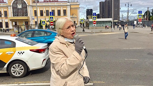 Как выживает в Москве одесская пенсионерка, поющая на вокзале