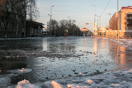 В Екатеринбурге дорогу затопило водой из канализации
