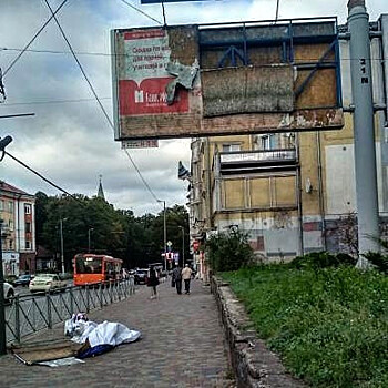 В Калининграде прогнившие билборды падают на головы жителей