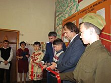 В Зауралье сенатор Лисовский в сельском клубе торжественно открыл стенд