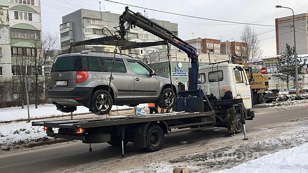 Автомобили эвакуировали на ул. Ярославской, где сегодня работает снегоуборочная техника 
