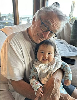 Так трогательно: 80-летний Роберт Де Ниро нянчит маленькую дочку