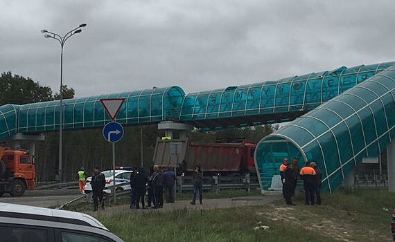 КАМАЗ снес надземный пешеходный мост возле Новой Туры