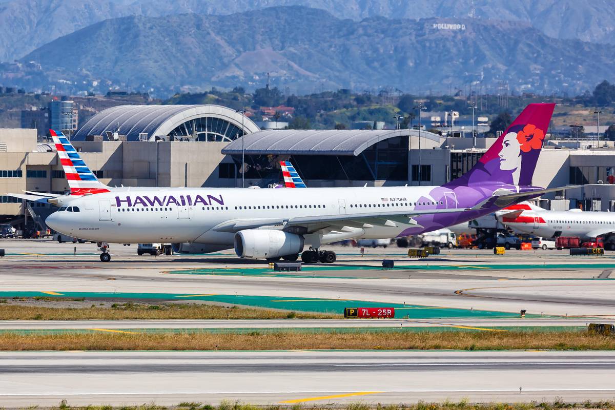 Пилоты самолета с сотней пассажиров объявили чрезвычайную ситуацию из-за пожара на борту