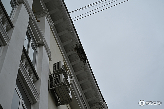 Кусок крыши дома в центре Кемерова рухнул на тротуар