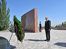 Токаев в рамках визита в Кыргызстан посетил мемориальный комплекс «Ата-Бейит»