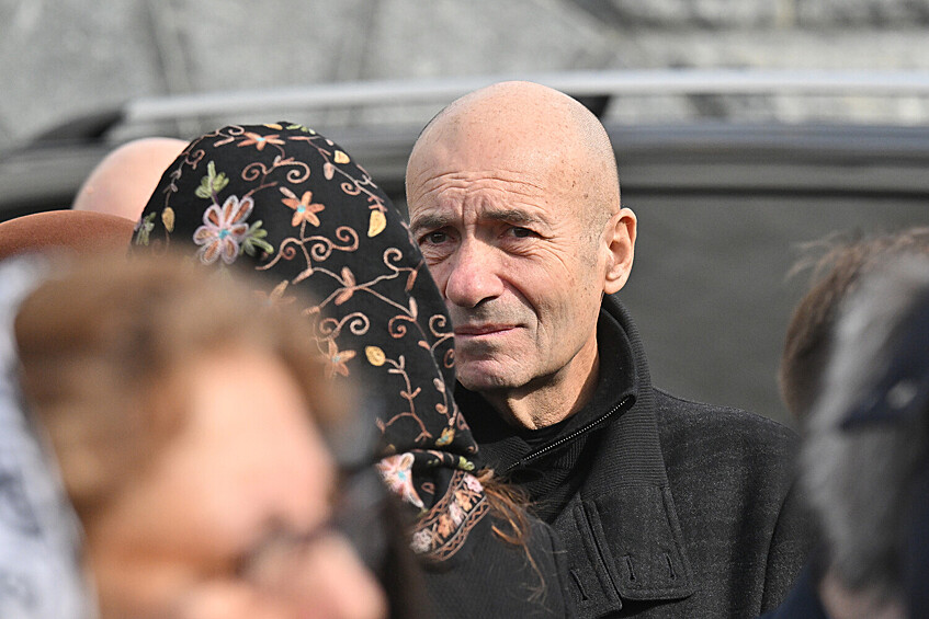 Композитор Игорь Крутой у храма Христа Спасителя, где прошло отпевание народного артиста России Бедроса Киркорова, 21 марта 2025 года