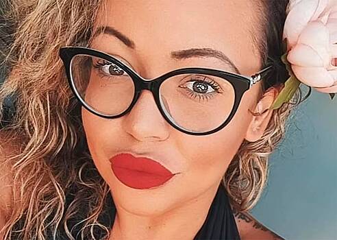 Одинокая 30-летняя женщина поскользнулась и застряла под диваном