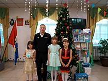 Дальневосточные транспортные полицейские воплощают новогодние мечты детей