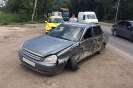 В Самаре Nissan Patrol протаранил две машины, пострадали три человека