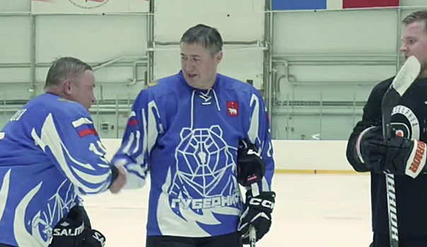 Губернатор Пермского края Махонин: «Уже 78 лет Пермь растит чемпионов хоккея: от Костарева и Кетова до тех, кто только делает первые броски. Покатали на льду с Мичковым на днях»