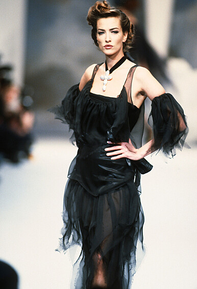 Татьяна Патитц на показе коллекции Chanel во время Paris Fashion Week, 1992 год
