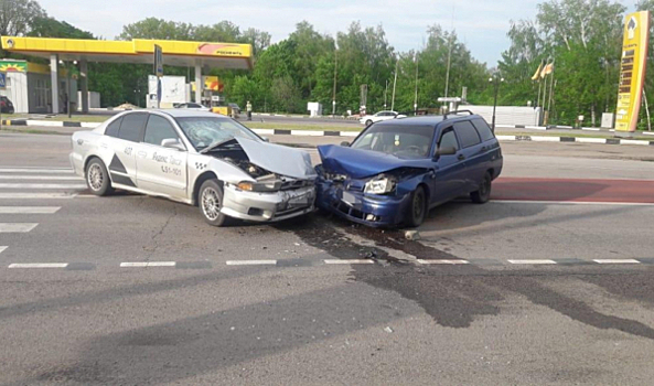 МВД опубликовало фото с места лобового столкновения Mitsubishi с «ВАЗом» в Воронежской области