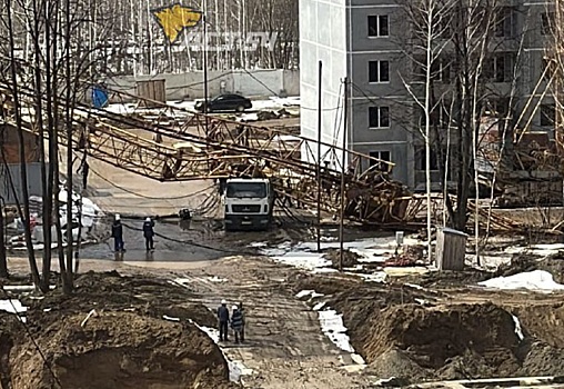 В Новосибирске башенный кран упал на МАЗ во время демонтажных работ