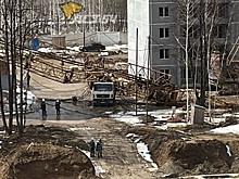 В Новосибирске башенный кран упал на МАЗ во время демонтажных работ